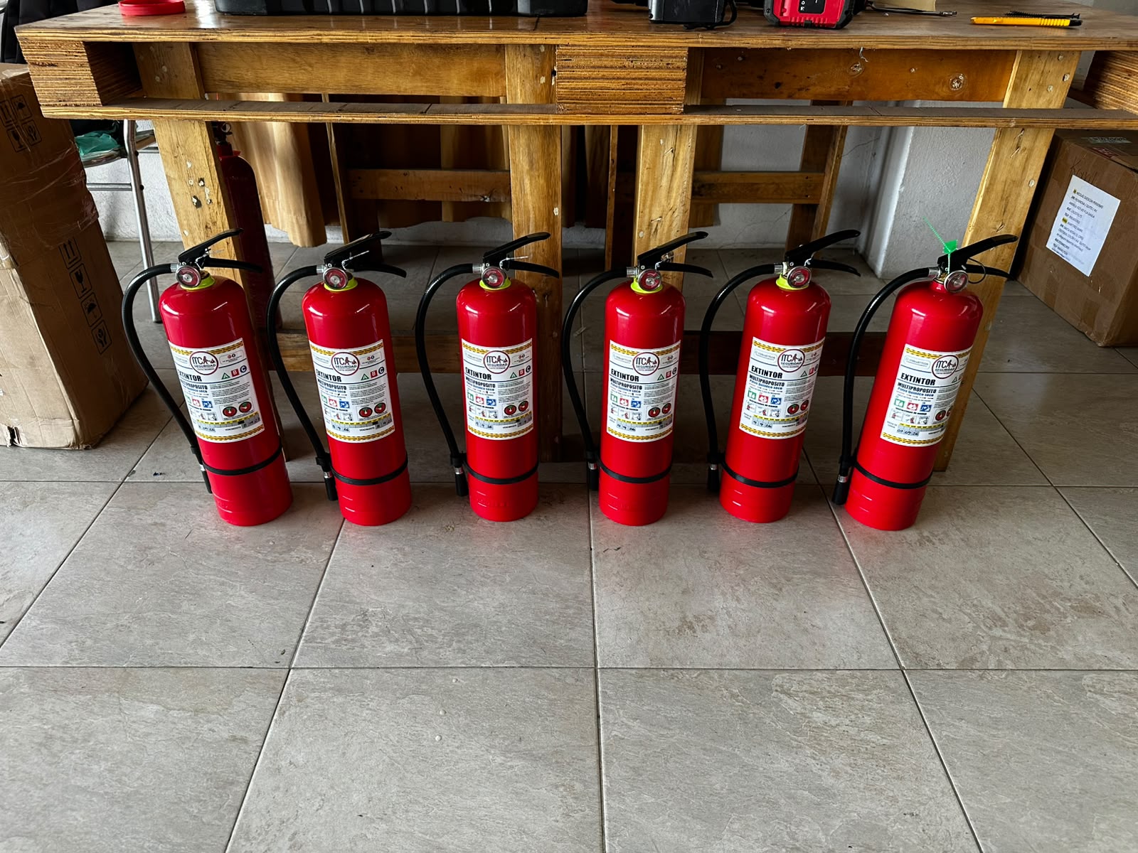 Fila de extintores nuevos listos para instalación